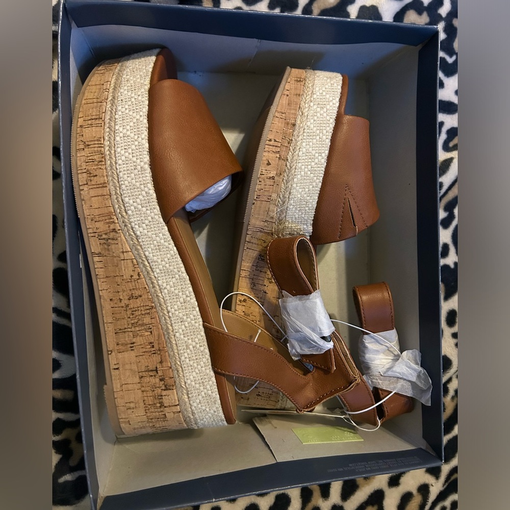 Cognac Universal Thread Sandals - Picture 4 of 9